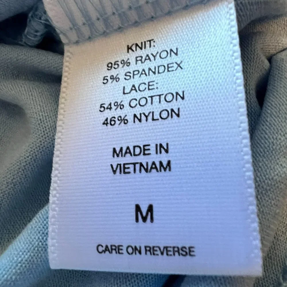 NWOT! New York & Co - Green Lace Front Top - Medium - Picture 3 of 3